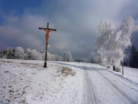 Při průjezdech skrze ledové Žďárské vrchy je dobré se i pomodlit.