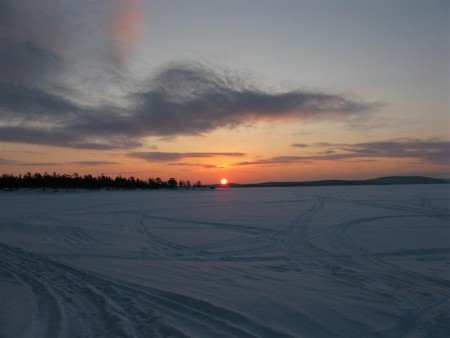 Svítání na jezeře Inari.