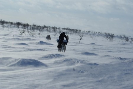 Zima, sníh, led, vítr a snowbiker.