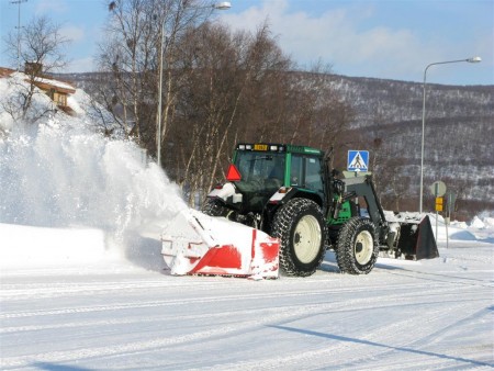 Traktor, pluh a fréza v jednom. 