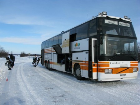 Vystupujeme z busu a zbylých 40km dojíždíme.
