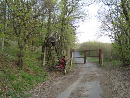 Jen někteří vyrážejí dál do sklípku na biku.
