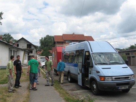 Díky Chorvatům na jejichž hranicích jsme přes noc strávili více jak 3h dorážíme do prvního města Sanski Most až v 11:00h.
