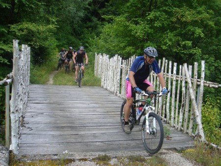 Za Mírou v zádech :-). Stoupání 700m o délce 22km s Mírovou průměrkou 18km/h, to nemáte čas si všimnout ani toho, že jedete kolem minových polí :-).