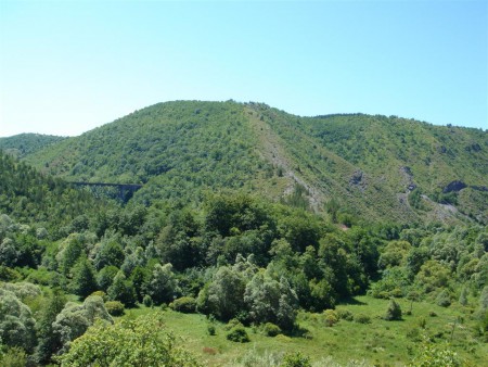 Za tímto kopcem jsou již Chorvatské hranice. Cca. 10km jsme jeli podél. 