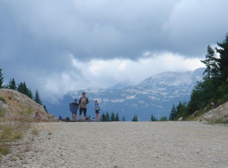 Hurá jsme na vrcholu 1550 m.n.m.. Za námi lyžařské středisko Risovač.
