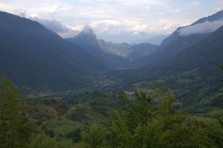 Pohled do údolí, kde leží městečko Soviči. V dálce za údolím snad najdeme náš cíl město Jablanica.