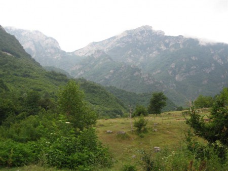 Naše plány nekecali a stále sjíždíme dolů. Krásy cestou.