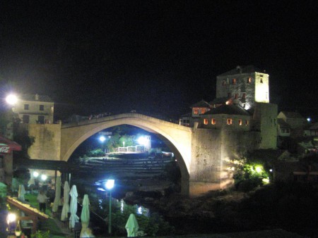 Noční Mostar a jeho nově postavený most. Ten starý originál si při válce zničili.