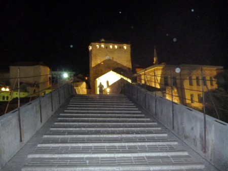 Noční Mostar a přechod přes most.