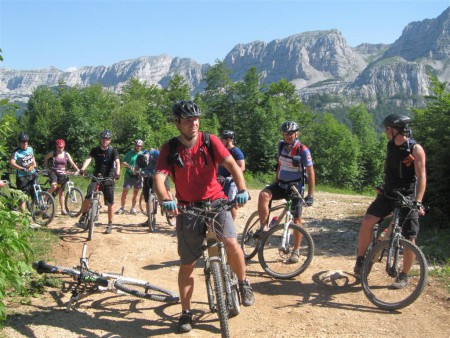 A je to tu zas! Cesty vedou jinak a jinam! Nakonec pomáhají místní dřevorubci a my jsme asi první bikeři, kteří tudy projedou :-)).