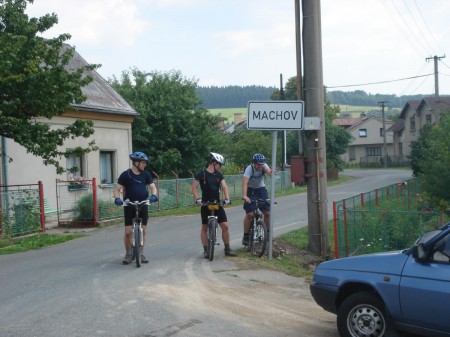 Tři bikeři a asfalt.