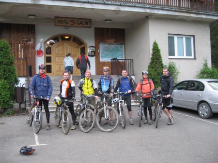 První část pelotonu u hotelu Galík, v kterém jsme ubytováni.