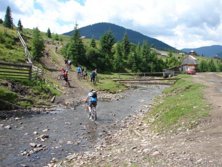 Někdo zavelel, že tudy je to správně.
