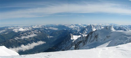 Panorama kousek pod vrcholem Mont Blanc.