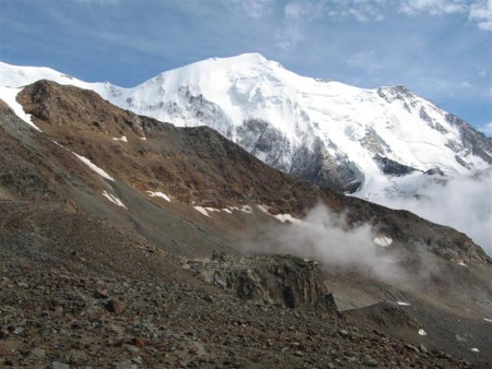 Pohled nahoru. Mont Blanc je až zatím hřebenem.