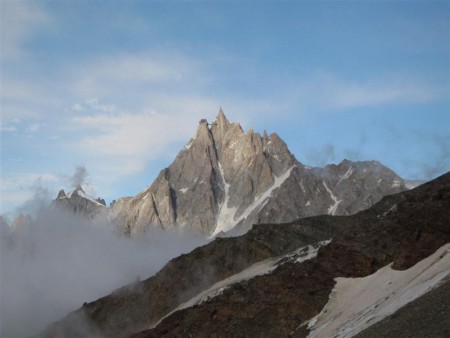Pohled na Aiguille du Midi kam jezdí lanovka.