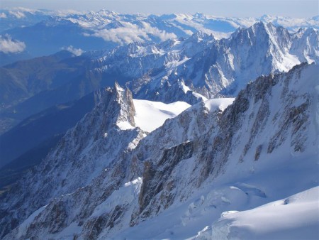Panorama. Dole vlevo Chamonix.