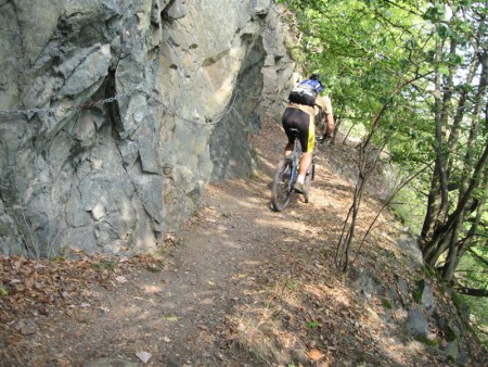 Zde je vidět jasný rozdíl mezi turistou a bikerem. Turista se musí jistit, kdežto biker na to nemá čas.