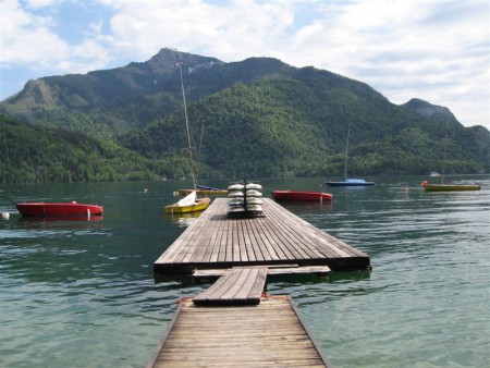 Pohled na jezero Wolfgangsee a v pozadí vrchol Schafberg 1 782m.