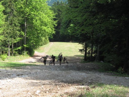 Chvílema teda nejde ani tlačit, tak se bike musí nést.