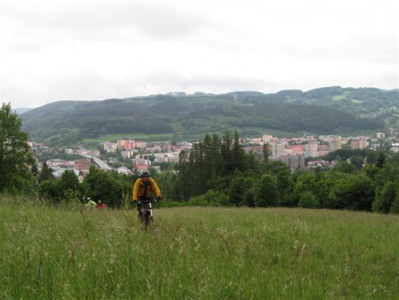 Výjezd nad Vsetín. Předloni tu bylo krásných 40°C. Letos krásných 10°C s dost silným deštěm. 