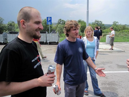 Rozhovory při čekání na hranicích.