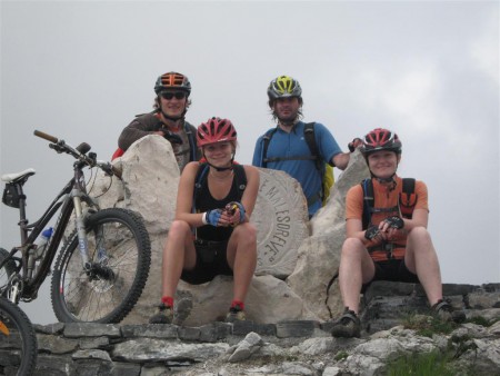 Vrcholová bikerů od Práglu a Brna.