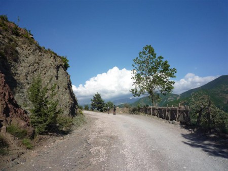 Krása v pekle. Realita - máme v nohách víc jak 50km, stoupáme dalších 350 m.v. při teplotě snad 50 °C. 