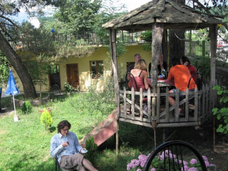Hotovo. Biky naloženy. Všichni jsme to přežili. Je třeba dát si v pohodě kávičku.