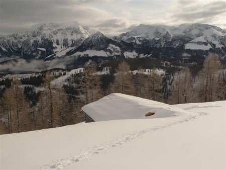 Pohled na náš noční bivak, kde jsme všichni tři prožili krušnou noc.