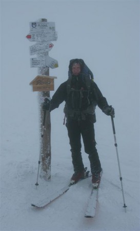 Ploská 1532 m.n.m. už značně fučí a mlha by se dala krájet.