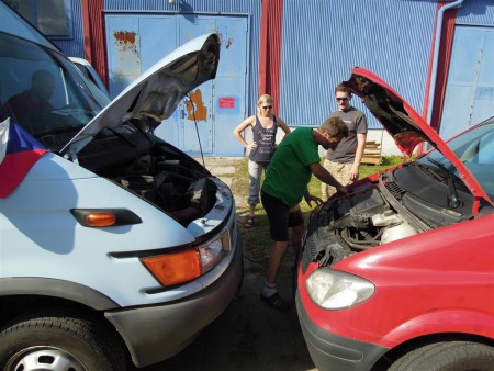 Bylo by to trapné vyrazit na cestu bez drobných oprav na našem busu.