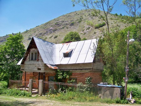 Vesničky tu mají tak dva, tři domky, a takhle vypadají.