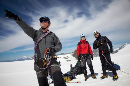 Tak tam taky půjdeme. Paťas ukazuje kudy povede cesta na chatu a Mára s Mejstřou koukaj kudy na Breithorn. Prostě máme to každej jinak :-).
