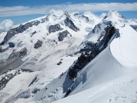 V zadu z leva Nordend, Dufourspitze, Zumsteinspitze, v mlze náš cíl chata Margherita, v pravo v zadu obávaný Lyskamm.