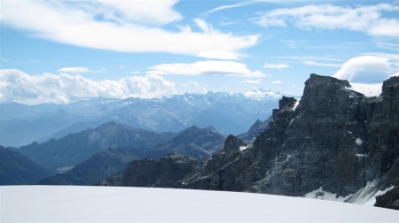 Odpolední panorama při sestupu na Italskou stranu.