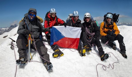 Castor 4 226 m.n.m. - z leva Paťas, Mára, Přéma, Mejstřa a Martin 31.7.2012 v 11:17h.
