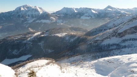 Ranní panorama. Loni jsme nocovali v té salaši vlevo dole.
