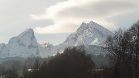 Pro představu foto z Berchtesgadenu. Červená šipečka označuje inkriminované místo, kde točíme dolů. Modrá pak označuje vrchol Watzmann Mittelspitze 2 713 m.n.m..