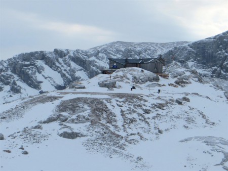 Neděle ráno a pohled na chatu Simonyhütte.