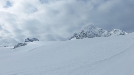 Ten druhej kopec vzadu je Hoher Dachstein 2 995 m.n.m..