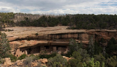 Mesa Verde - pohled z dálky na indiánskou vesničku.