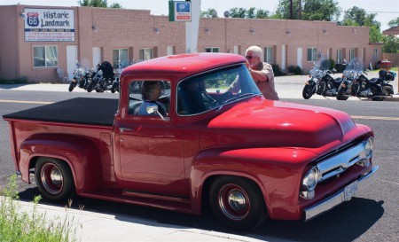 Se prostě stařík s babičkou jeli projet po Route 66 - není to nádhera?