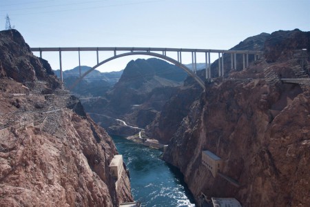 Hoover Dam a zcela nový most dokončený v roce 2010.