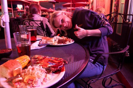 A zase do sebe tlačíme nějký steak.