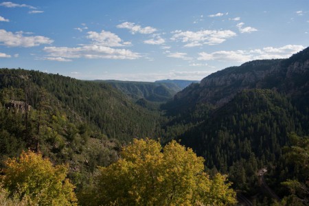 Sjíždíme do Sedony - městečka ležícího uprostřed nádherných hor a monumentů.