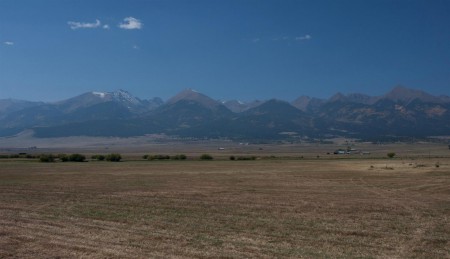 Většina Coloreda leží ve výšce kolem 2 000 m.n.m. - tahle fotka je z 2 500 m.n.m., tak kolik asi mají ty kopečky vzadu? :-)