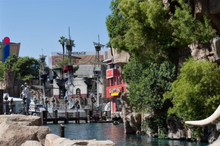 Treasure Island hotel a jeho venkovní atrakce.