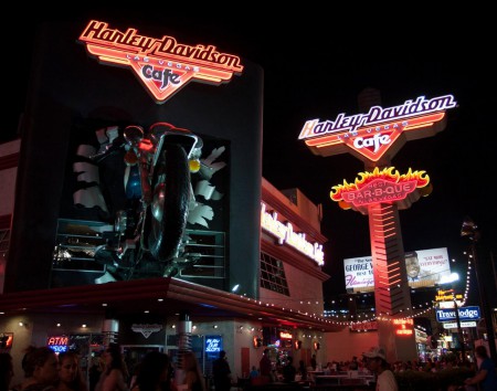Harley Davidson Cafe v noci.